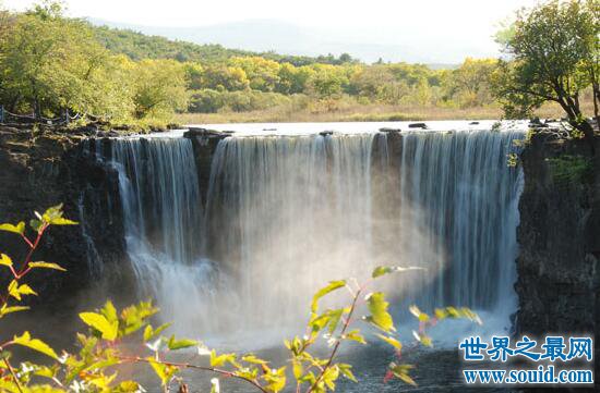 世界最大的玄武岩瀑布，吊水楼瀑布(宽300米)(www.gifqq.com)