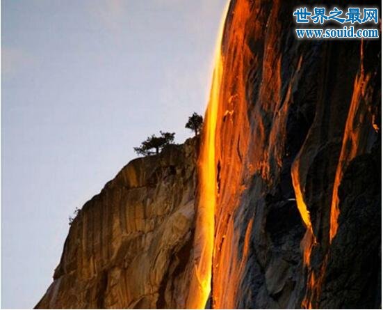 世界上最美的瀑布火瀑布，太漂亮了(犹如熔浆蹦发)(www.gifqq.com)