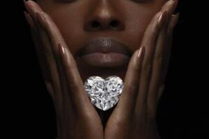 世界上最大心形钻石，118克拉心形钻石(核桃大小)