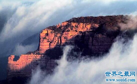 世界上最大的天然回音壁，太行山回音壁长300米(www.gifqq.com)