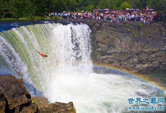世界最大的玄武岩瀑布，吊水楼瀑布(宽300米)(www.gifqq.com)