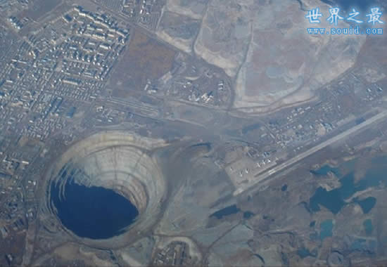 世界上最大的钻石坑，俄罗斯钻石坑(直径达56公里)(www.gifqq.com)