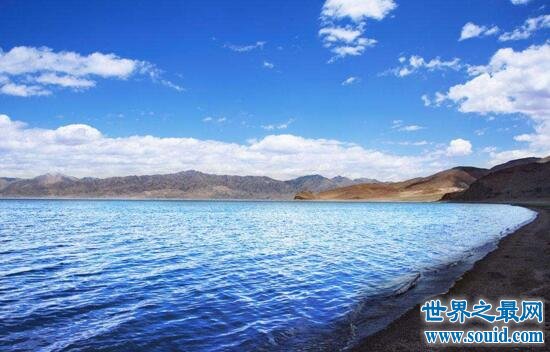 世界上最奇特的湖，班公湖(一半咸水一半淡水)(www.gifqq.com)