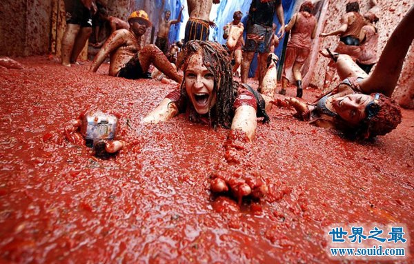 世界上最疯狂的传统节日，泥巴节番茄节大作战(www.gifqq.com)