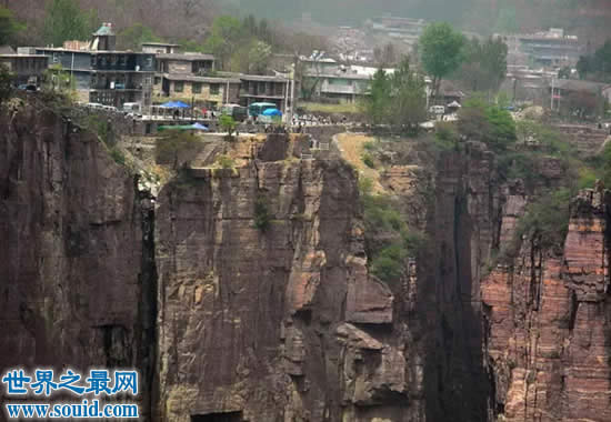 世界上最危险的村庄，郭亮村(全村挂在垂直悬崖上)(www.gifqq.com)