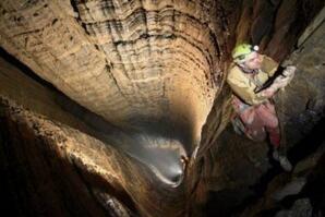 世界上最深的洞穴库鲁伯亚拉洞穴，2197米(无底洞)