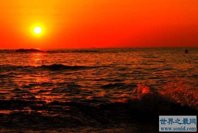世界上最热的海，颜色为红色，高达32度(www.gifqq.com)