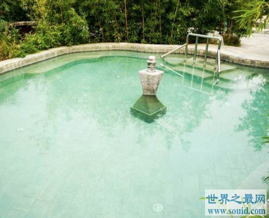 世界上最冷的温泉，日本毒泽温泉只有2℃最适合夏天泡