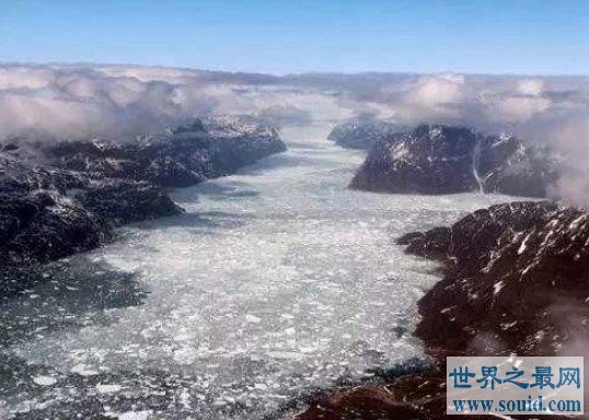 史上最大冰山崩离，面积高达6000平方公里(www.gifqq.com)