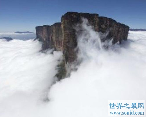 云端上失落的世界罗赖马山，攀登上山顶震撼风景(www.gifqq.com)