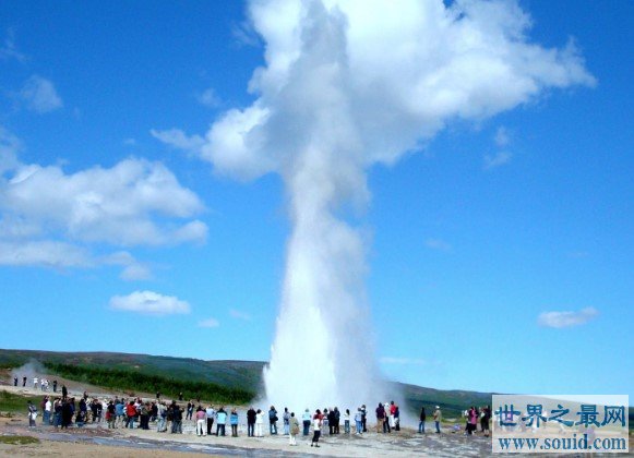 间歇泉喷发场面壮观，著名冰岛间歇泉爆发时最美(www.gifqq.com)